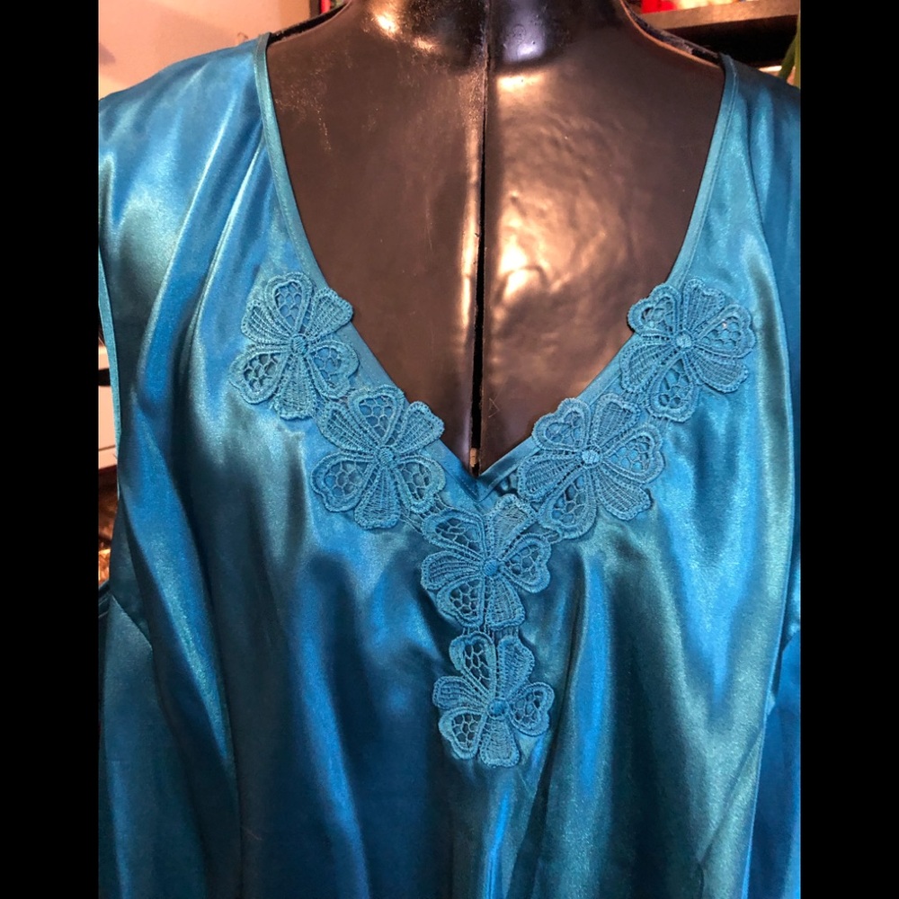 NWT Serenada sleep gown and robe